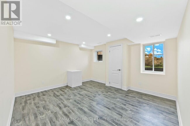 Building Photo - 307 Hinton Ter