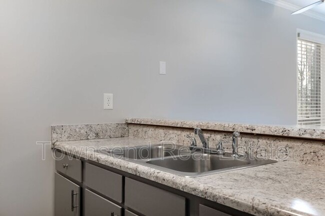 Building Photo - 5858 Century Oaks Dr