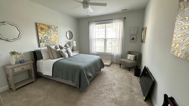 Guest room - 1250 Hammrick Ln