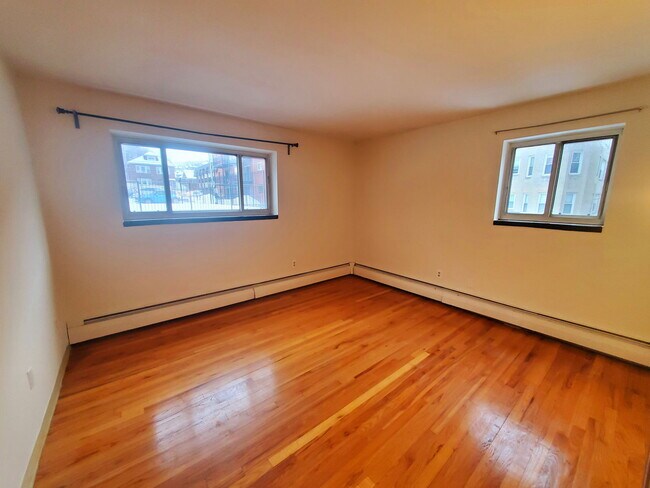 Building Photo - 245 Kelton St