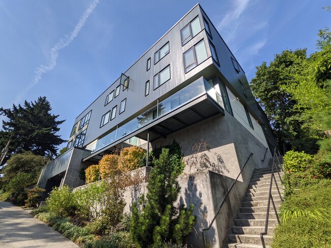 Building Photo - 3939 SW View Point Ter