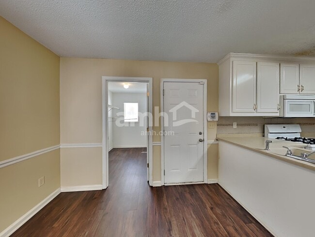 Building Photo - 1319 Vine Cir