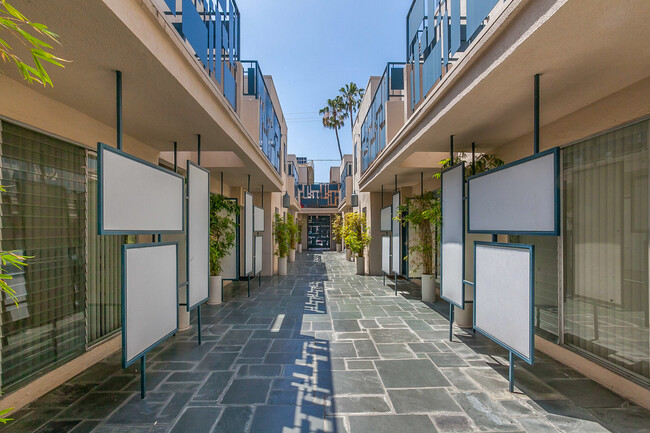 Building Photo - 936 N San Vicente Blvd