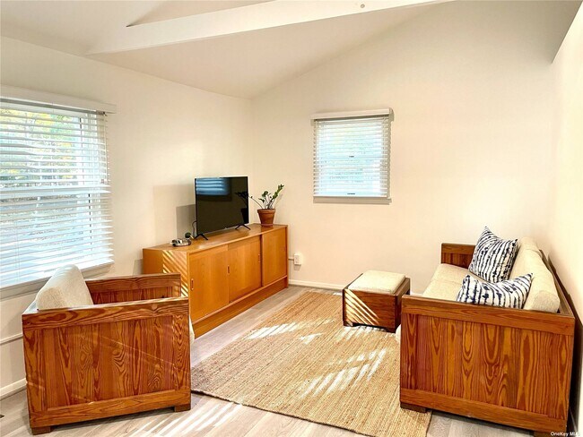 Foto del edificio - 1160 Paradise Shores Rd