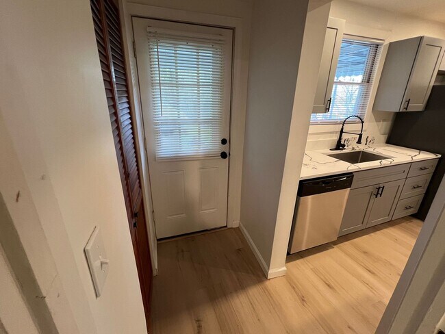 Foto del edificio - Beautiful 2 Bed/2 Bathroom Home located in...