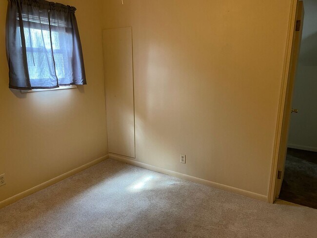 Building Photo - Rare find! 4 Bedroom!