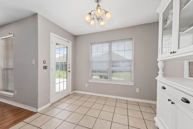 Foto del edificio - AUGUST PRE-LEASE! Incredible 4 Bed 3 Bath ...