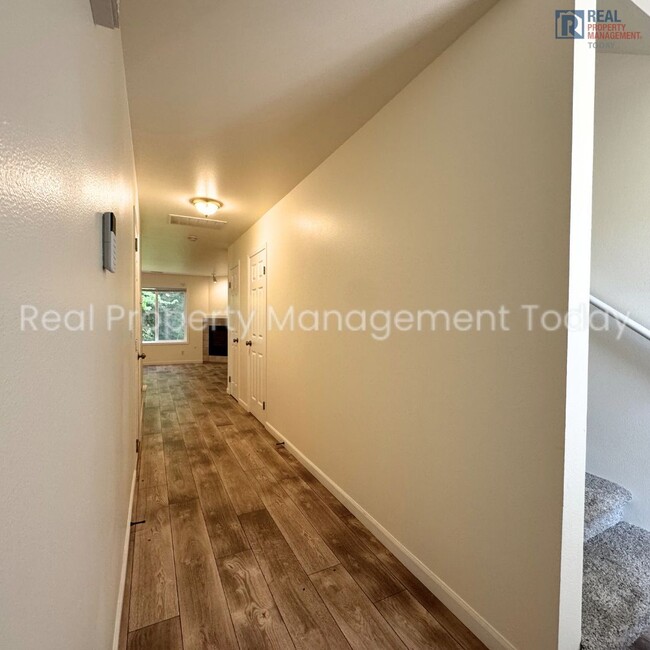 Building Photo - Cozy 2 Bedroom Townhouse + Garage!!