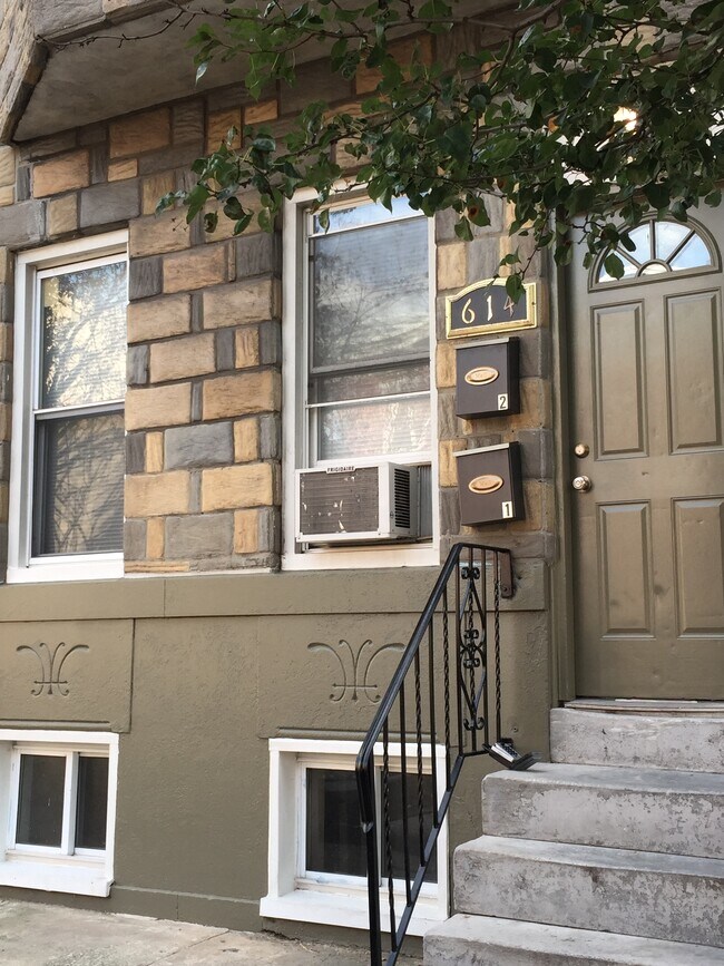 Building Photo - 614 Tasker St