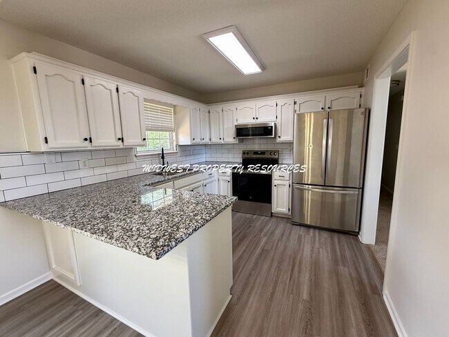 Building Photo - Beautifully Updated 3 Bed, 2 Bath Split-Le...