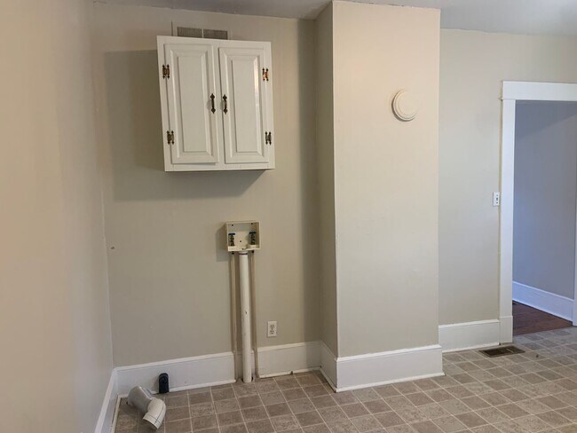 Foto del edificio - 1 BR apartment w/ hardwood floors and lawn...