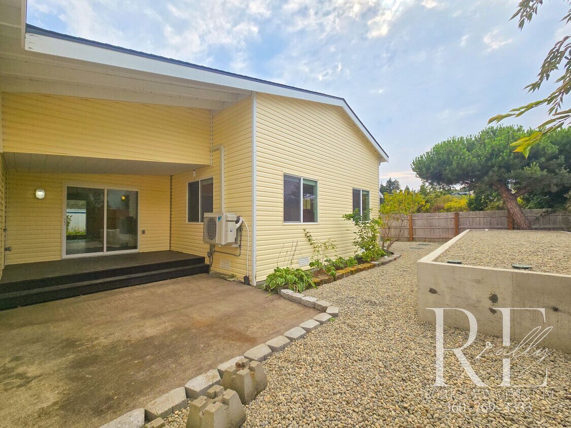 Foto principal - Private Beach Access – Bright, Breezy Livi...