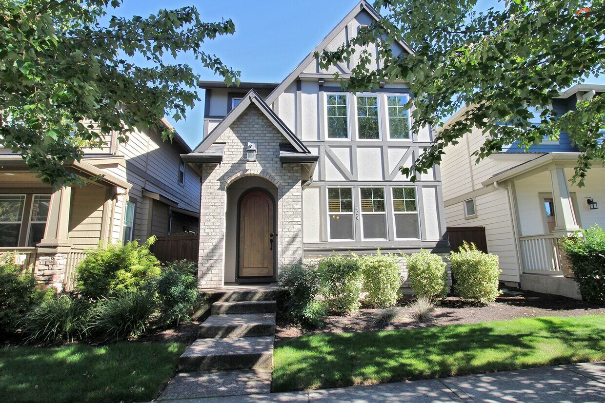 Primary Photo - Gorgeous 2015 custom construction 4 Bed/2....