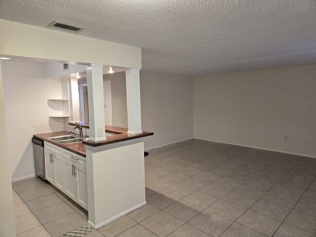 Foto del edificio - 379 79th Ave NE