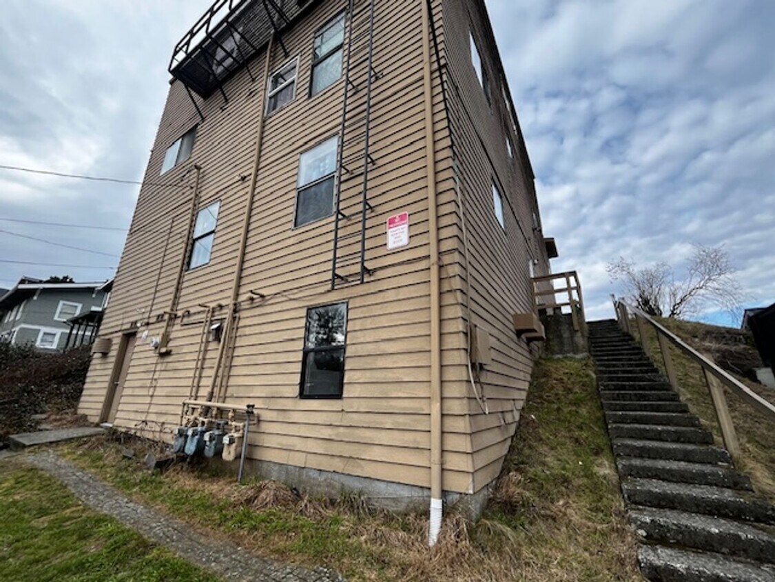 Building Photo - 1020 High St