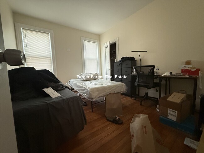 Foto del edificio - 64 Fisher Ave