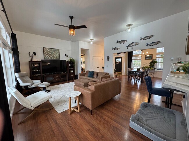 Foto del edificio - LONG TERM CUSTOM RANCH HOME