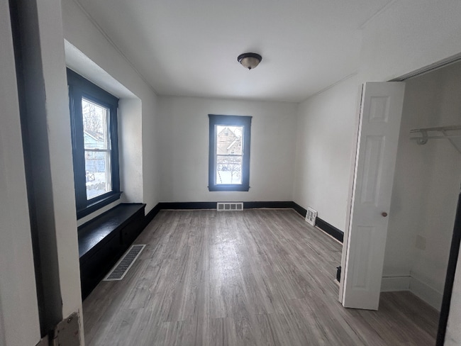 Foto del edificio - 7715 Goodman Ave