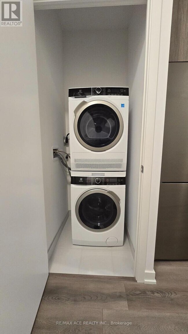 Photo du bâtiment - 7439 Kingston Rd