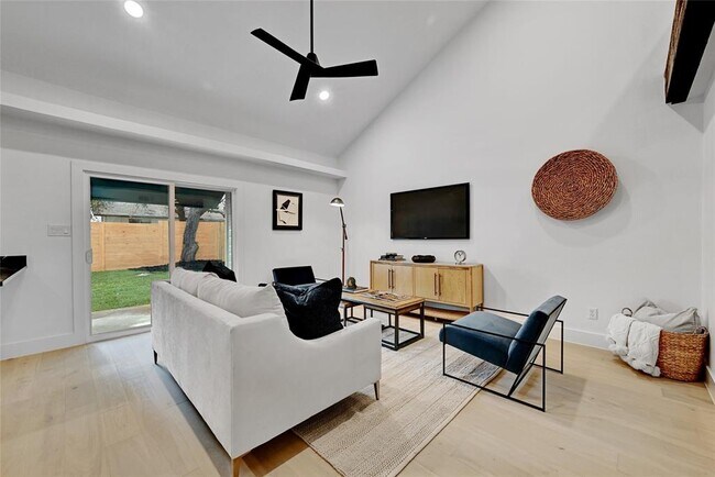 Building Photo - 6807 Woodhue Dr
