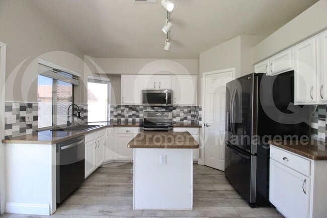 Foto del edificio - 7407 E Lakeview Ave