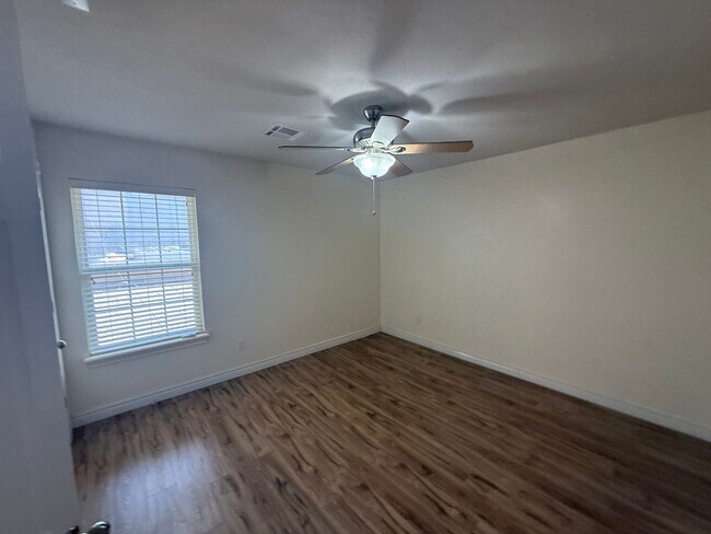 Foto del edificio - 3 bed, 2 living area, 2.5 baths with storm shelter gazebo!  This home has everything you need, ca...