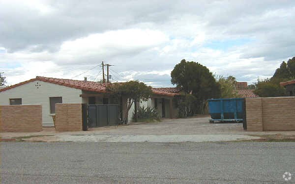 Building Photo - 1137 E 10th St
