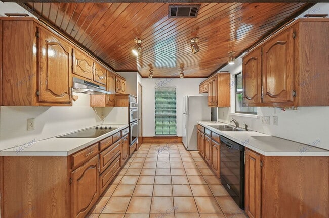 Building Photo - 217 Elder Oak Dr