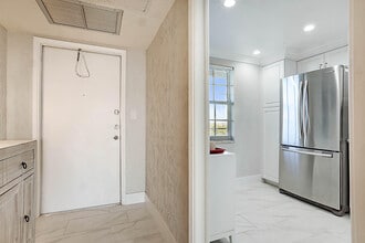 Building Photo - 575 Oaks Ln