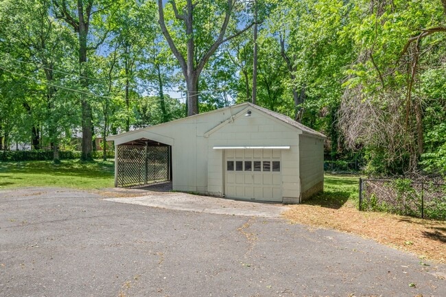 Building Photo - 508 S Westview Dr