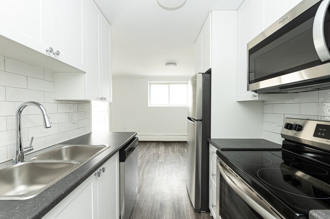 Building Photo - 543 Mornington Av