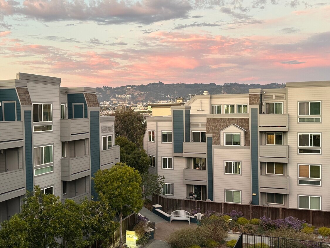 Foto principal - 6400 Christie Ave