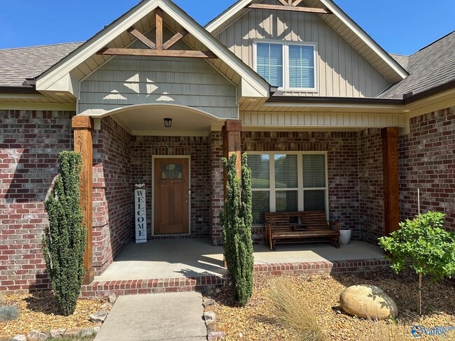 Building Photo - 211 Black Oak Dr NE