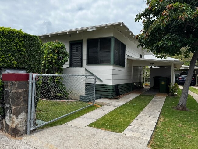Charming 2/1/2 House on Hinano St. in the Kaimuki/Diamond Head area - Charming 2/1/2 House on Hinano St. in the Kaimuki/Diamond Head area