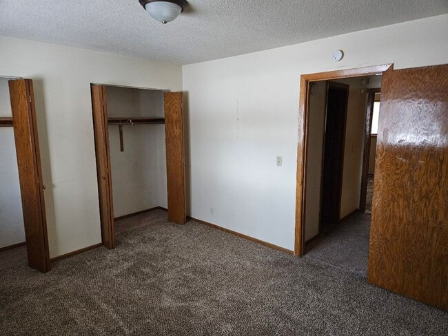 Building Photo - 3 Bed/1 Bath Duplex w/ Attached 1 Car Garage- Champlin- Avail March 15th