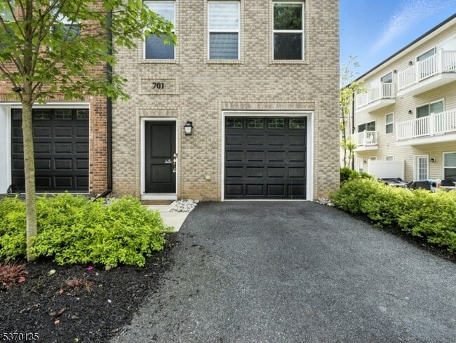 Building Photo - 701 Abbe Rd