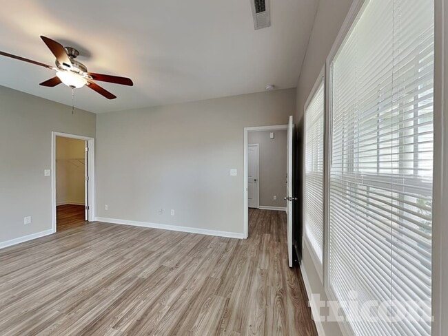 Foto del edificio - 239 Grovemere Ln