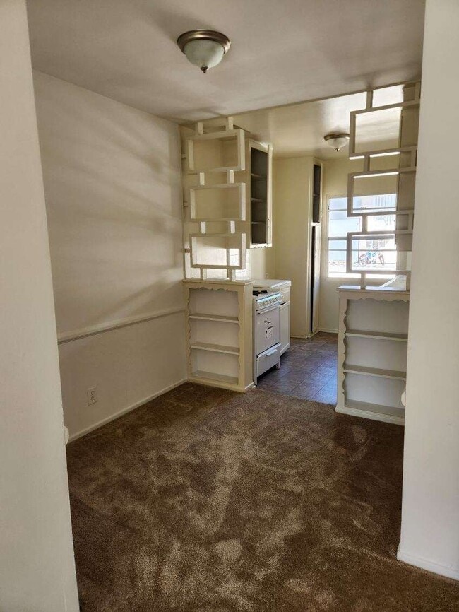 Building Photo - 539 S Serrano Ave