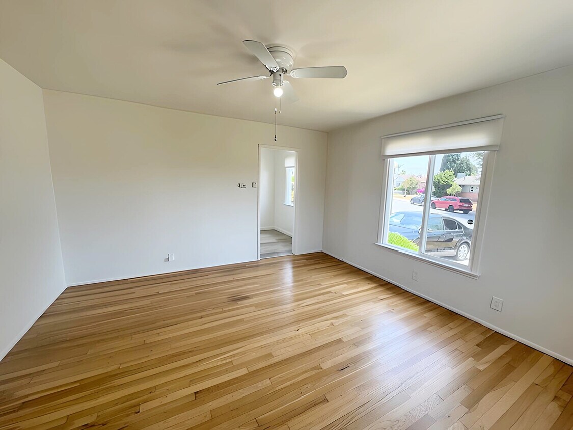 Foto principal - 8521 Kittyhawk Ave