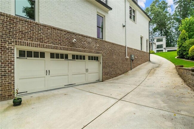 Building Photo - 2571 Winding Ln NE