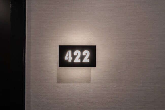 Photo du bâtiment - 1037 The Queensway