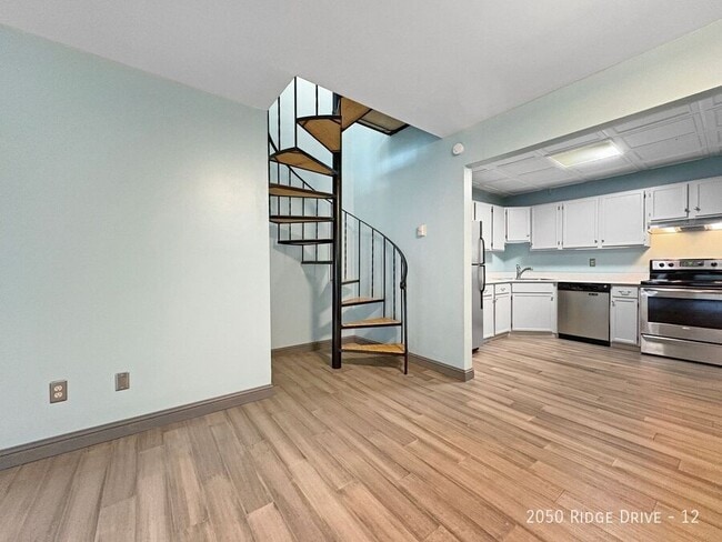 Building Photo - 2050 Ridge Dr