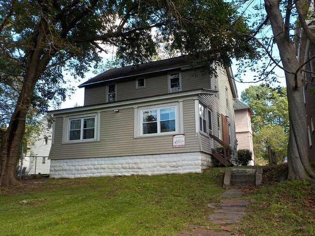 Building Photo - Bright, Spacious Single Family Home Across...