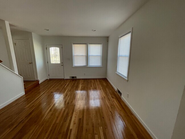 Building Photo - 2541 W Cold Spring Ln