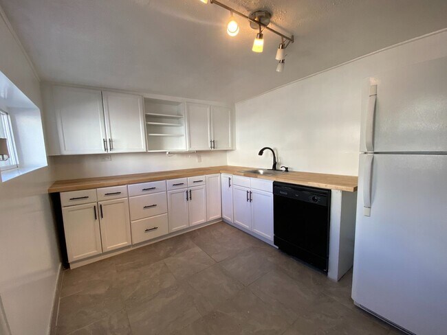 Foto del edificio - NEWLY RENOVATED 2 BEDROOM IN THE HEART OF ...