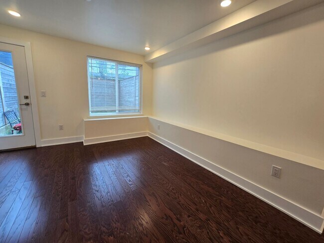 Foto del edificio - Modern Bright bi level 2 bed 2 bath apartm...