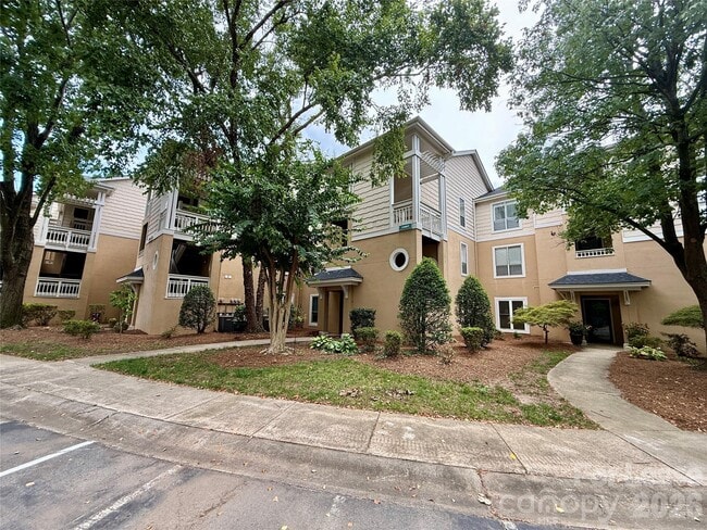 Building Photo - 18009 Kings Point Dr