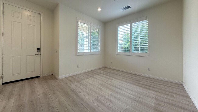 Foto del edificio - PRICE REDUCTION! Beautiful 4 Bedroom 3 Bat...