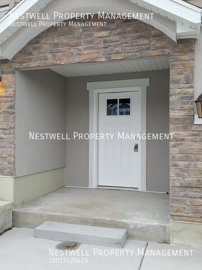 Building Photo - Wonderful Three-Story Townhome in Traverse...