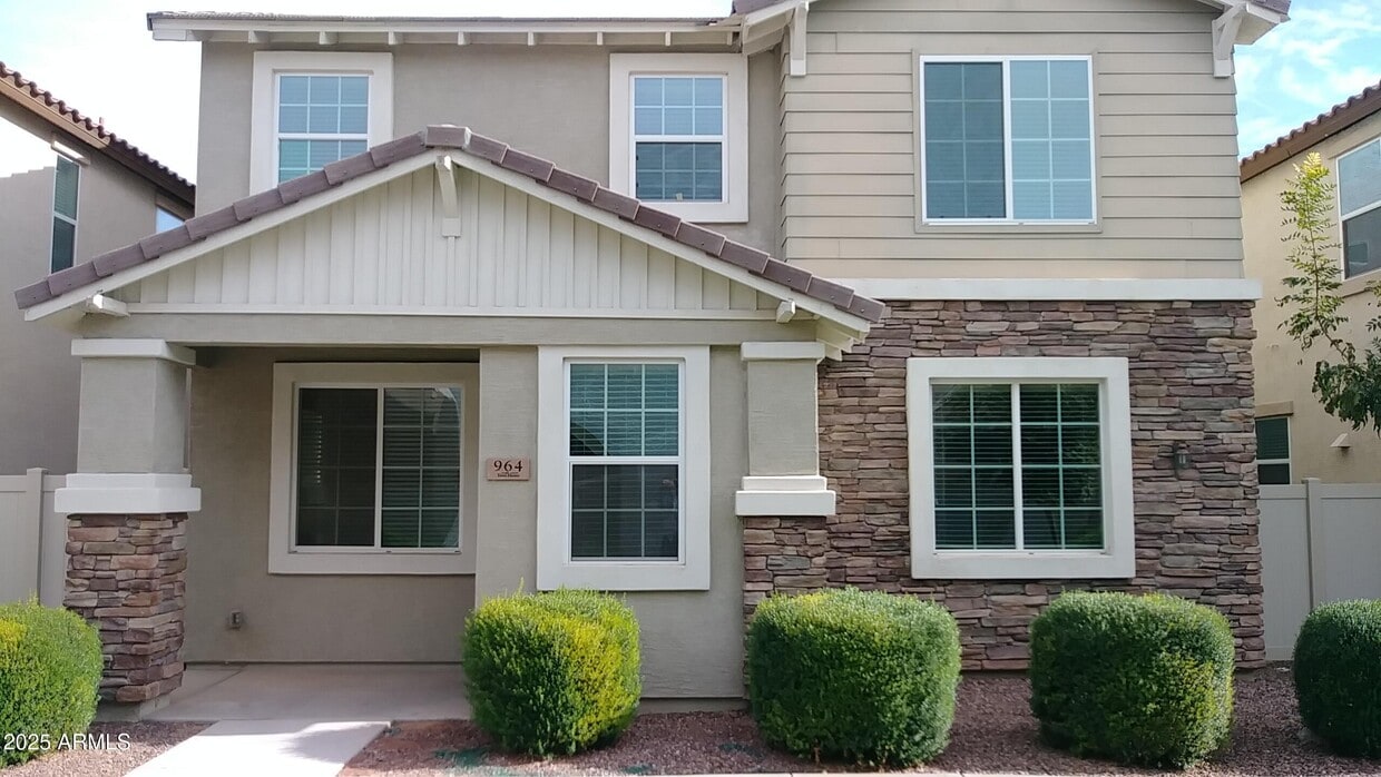 Foto principal - 964 S Almira Ave